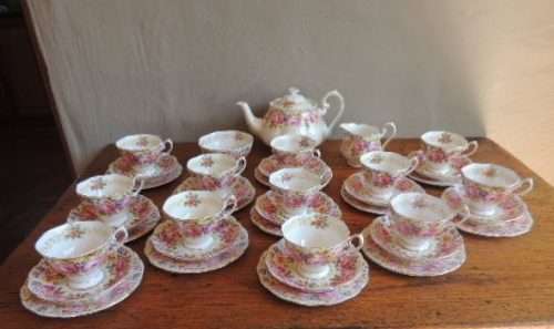 ROYAL ALBERT TEA SET 39 ITEMS - "SERENA"