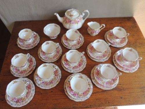 ROYAL ALBERT TEA SET 39 ITEMS - "SERENA"
