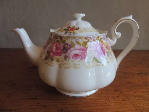ROYAL ALBERT TEA SET 39 ITEMS - "SERENA"
