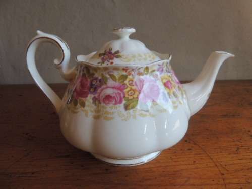 ROYAL ALBERT TEA SET 39 ITEMS - "SERENA"