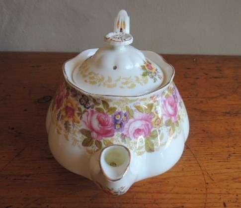 ROYAL ALBERT TEA SET 39 ITEMS - "SERENA"