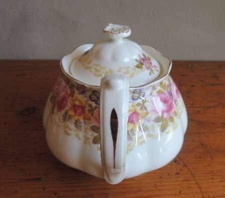 ROYAL ALBERT TEA SET 39 ITEMS - "SERENA"