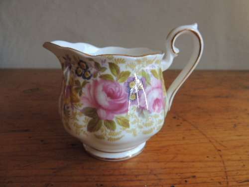 ROYAL ALBERT TEA SET 39 ITEMS - "SERENA"