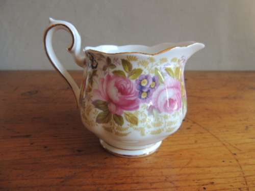 ROYAL ALBERT TEA SET 39 ITEMS - "SERENA"