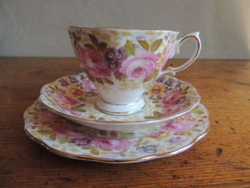 ROYAL ALBERT TEA SET 39 ITEMS - "SERENA"