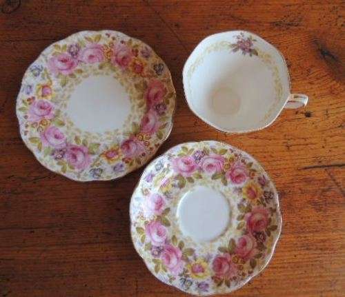 ROYAL ALBERT TEA SET 39 ITEMS - "SERENA"