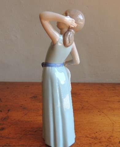LLADRO  GIRL - "PRISSY" #5010