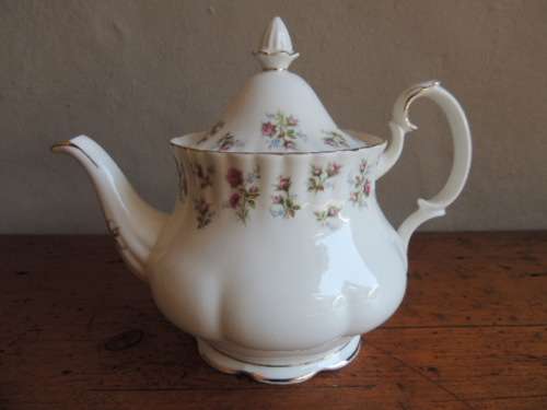 ROYAL ALBERT TEA SET - "WINSOME" 22 PIECES - For Memories Midrand