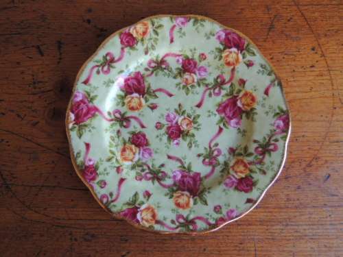 ROYAL ALBERT OLD COUNTRY ROSES PLATE "RUBY CELEBRATION" - "GREEN CHINTZ"