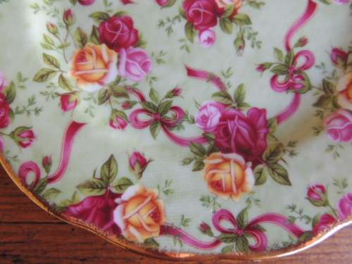 ROYAL ALBERT OLD COUNTRY ROSES PLATE "RUBY CELEBRATION" - "GREEN CHINTZ"