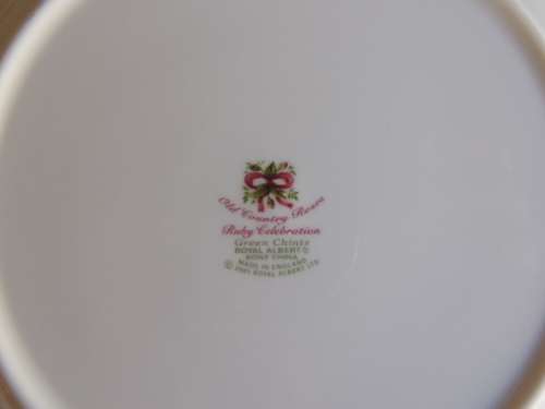 ROYAL ALBERT OLD COUNTRY ROSES PLATE "RUBY CELEBRATION" - "GREEN CHINTZ"