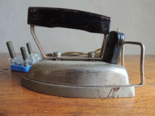VINTAGE TRAVELLING IRON - WORKING