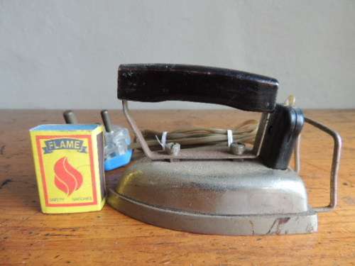 VINTAGE TRAVELLING IRON - WORKING