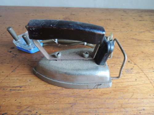 VINTAGE TRAVELLING IRON - WORKING