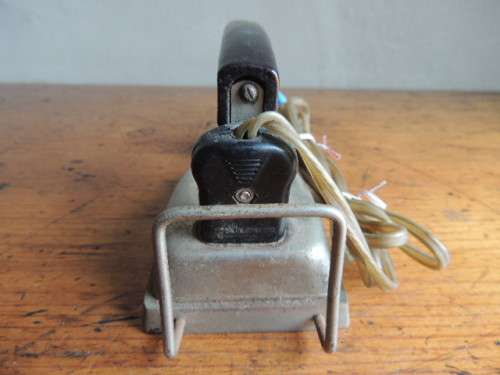 VINTAGE TRAVELLING IRON - WORKING