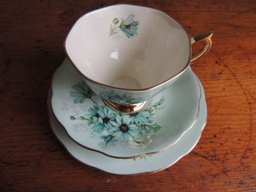 ROYAL ALBERT TRIO - UN NAMED - BEAUTIFUL DAISIES