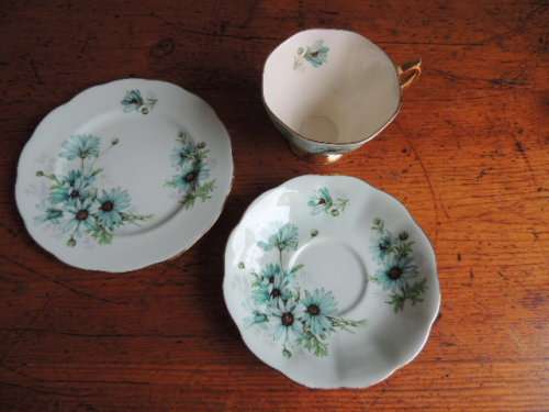 ROYAL ALBERT TRIO - UN NAMED - BEAUTIFUL DAISIES