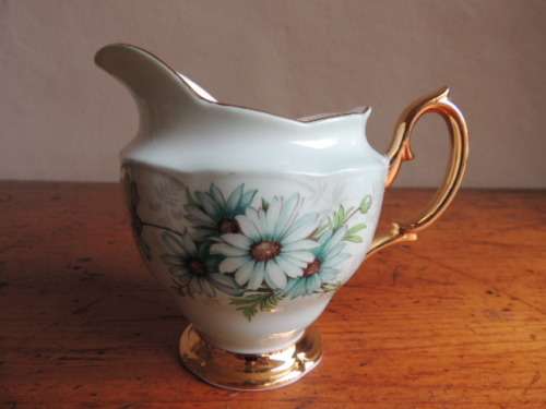 ROYAL ALBERT MILK JUG UN NAMED DESIGN - BEAUTIFUL DAISIES