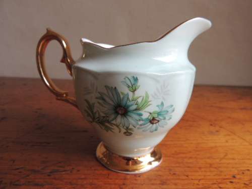 ROYAL ALBERT MILK JUG UN NAMED DESIGN - BEAUTIFUL DAISIES