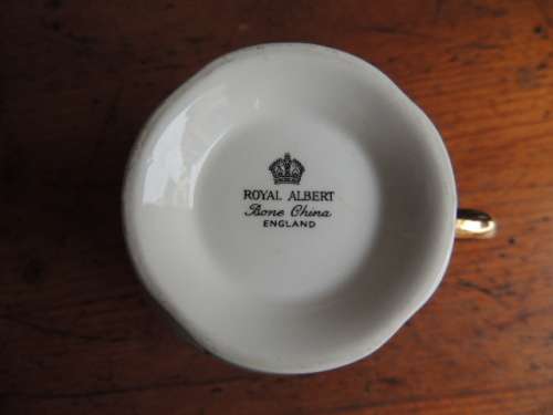 ROYAL ALBERT MILK JUG UN NAMED DESIGN - BEAUTIFUL DAISIES