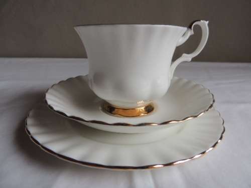 ROYAL ALBERT TRIO - "VAL D'OR"