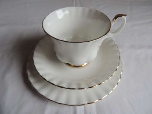 ROYAL ALBERT TRIO - "VAL D'OR"