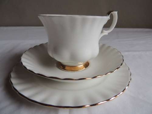 ROYAL ALBERT TRIO - "VAL D'OR" (Trio a)