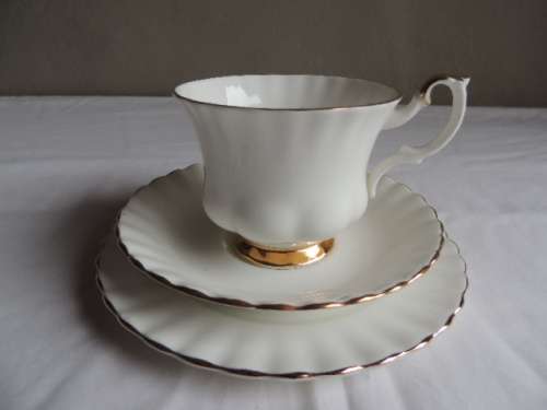 ROYAL ALBERT TRIO - "VAL D'OR" (Trio b)