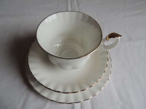 ROYAL ALBERT TRIO - "VAL D'OR" (Trio b)