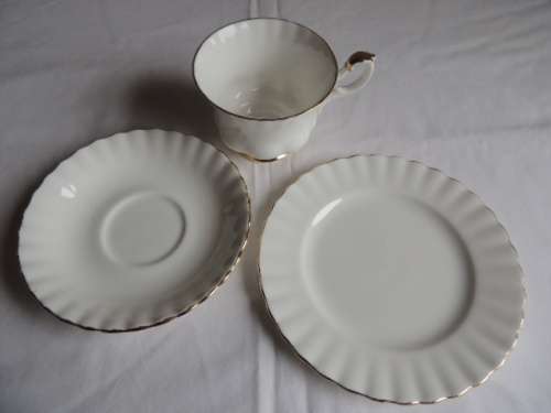 ROYAL ALBERT TRIO - "VAL D'OR" (Trio b)