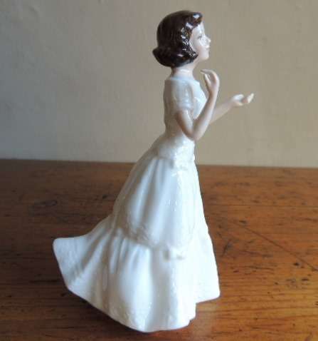 ROYAL DOULTON FIGURINE - "WELCOME" HN 3764