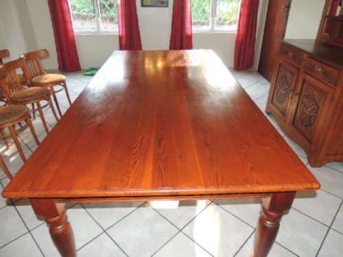 LARGE OREGON DINING TABLE - BEAUTIFUL TURNED LEGS - 2.4 metres