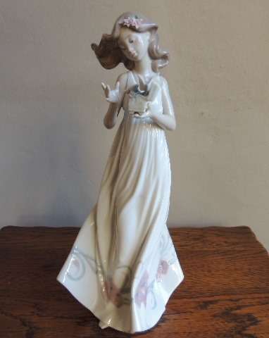 LLADRO LADY - "BUTTERFLY TREASURES"