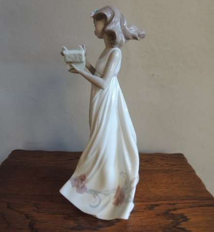LLADRO LADY - "BUTTERFLY TREASURES"