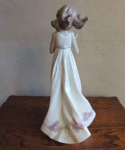 LLADRO LADY - "BUTTERFLY TREASURES"