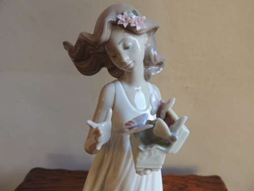 LLADRO LADY - "BUTTERFLY TREASURES"