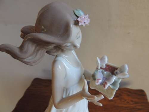 LLADRO LADY - "BUTTERFLY TREASURES"