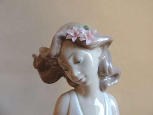 LLADRO LADY - "BUTTERFLY TREASURES"