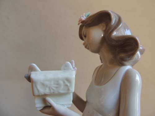 LLADRO LADY - "BUTTERFLY TREASURES"