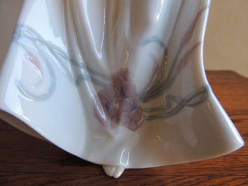 LLADRO LADY - "BUTTERFLY TREASURES"