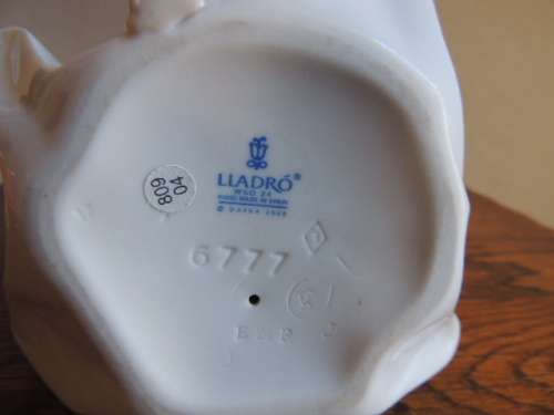 LLADRO LADY - "BUTTERFLY TREASURES"