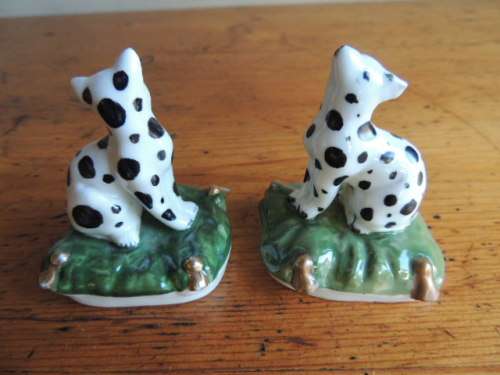 PAIR OF ENAMEL GLAZED CATS ON CUSHIONS