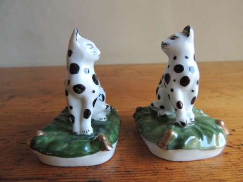 PAIR OF ENAMEL GLAZED CATS ON CUSHIONS