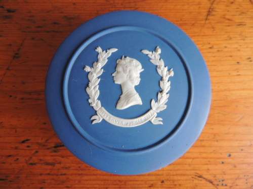 WEDGWOOD JASPERWARE DARK BLUE ROUND CONTAINER - QUEEN ELIZABETH'S SILVER JUBILEE