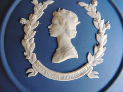 WEDGWOOD JASPERWARE DARK BLUE ROUND CONTAINER - QUEEN ELIZABETH'S SILVER JUBILEE