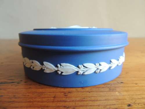 WEDGWOOD JASPERWARE DARK BLUE ROUND CONTAINER - QUEEN ELIZABETH'S SILVER JUBILEE
