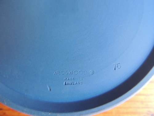WEDGWOOD JASPERWARE DARK BLUE ROUND CONTAINER - QUEEN ELIZABETH'S SILVER JUBILEE