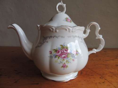 ROYAL ALBERT 41 PIECE TEA SET - "TRANQUILLITY" - SET B - FANTASTIC WEEKEND SPECIAL