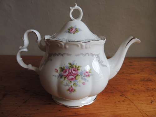 ROYAL ALBERT 41 PIECE TEA SET - "TRANQUILLITY" - SET B - FANTASTIC WEEKEND SPECIAL