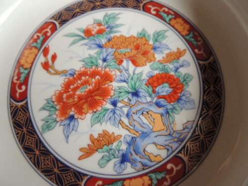 JAPANESE IMARI BOWL - PROFUSELY DECORATED - MINT CONDITION